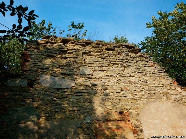 Стены Кирхи из известняковых плит