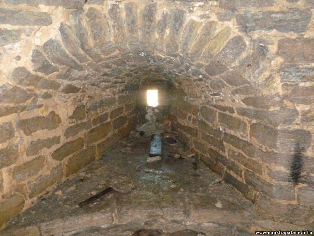 Бойница средней башни Копорской крепости