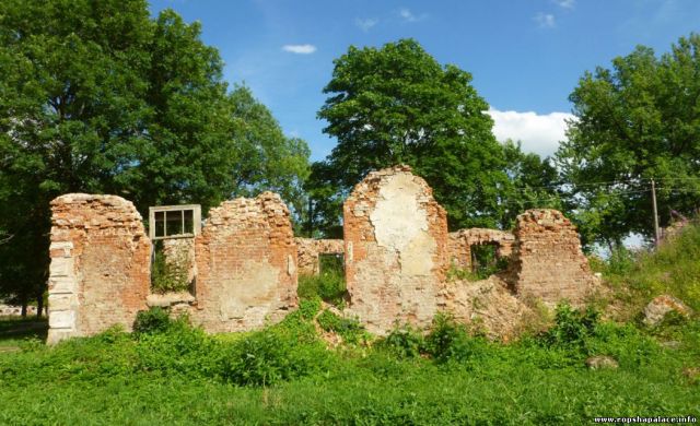 Разрушенные флигели дворцового ансамбля
