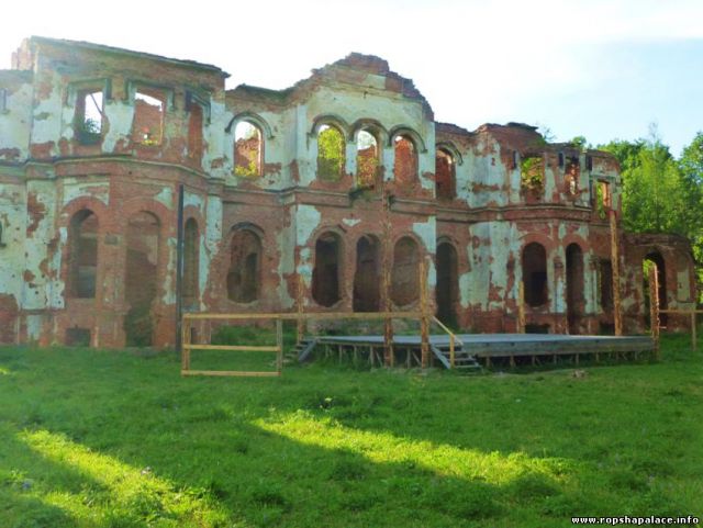 Развалины усадьбы в поселке Гостилицы