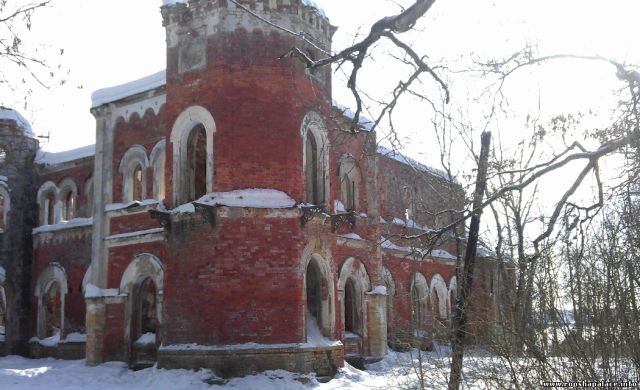 Арочные окна уловой башни дома в Торосово