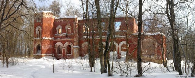 Разрушающаяся усадьба в Торосово
