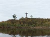 Деревянный крест на берегу в Дубно