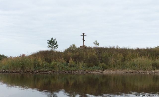 Деревянный крест на берегу в Дубно