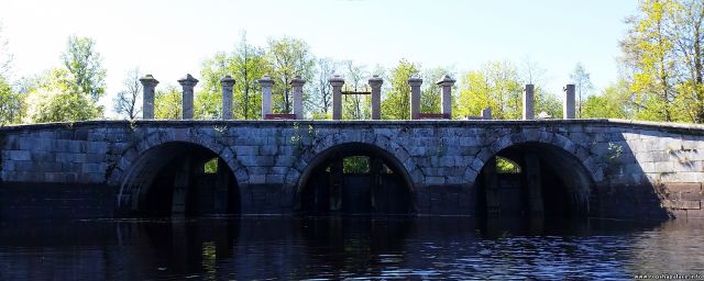 Гранитный водопуск староладожского канала