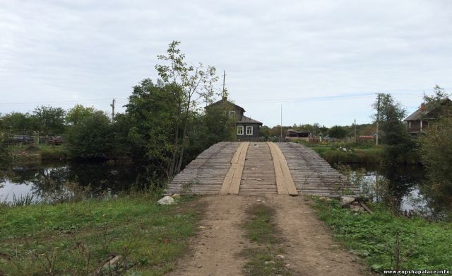 Бревенчатый мост через канал